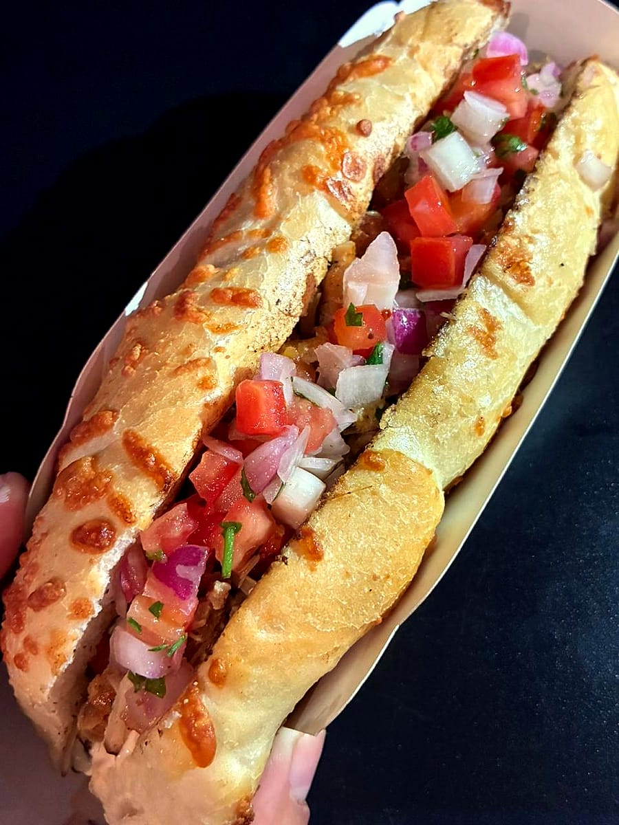 Sanduíche de pernil com vinagrete no pão baguete com parmesão
