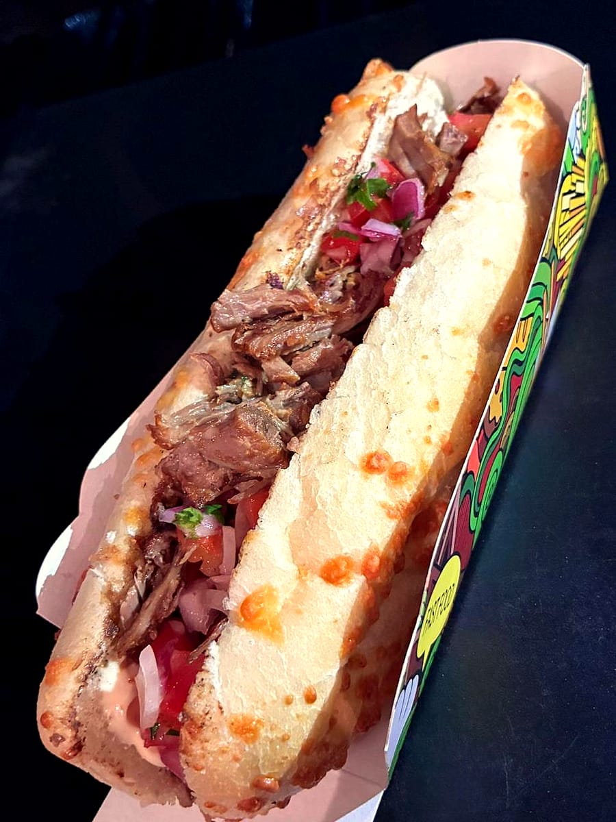 Sanduíche de cupim desfiado com vinagrete
